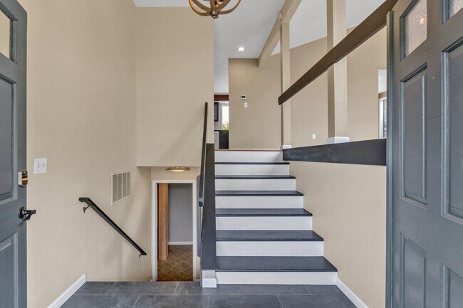 Foto del edificio - Modern Home with Stunning Views in Coveted...