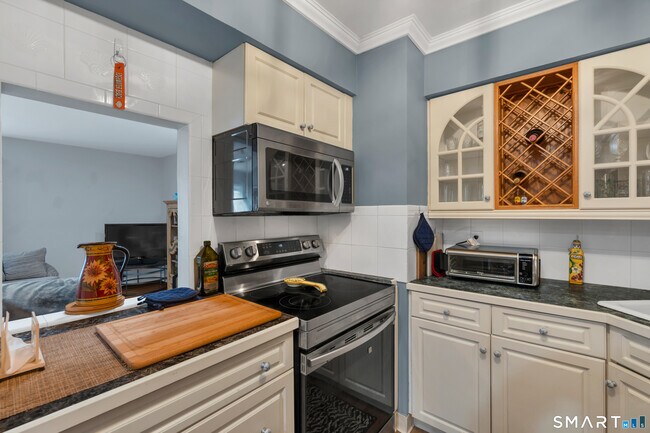 Building Photo - 92 Limewood Ave