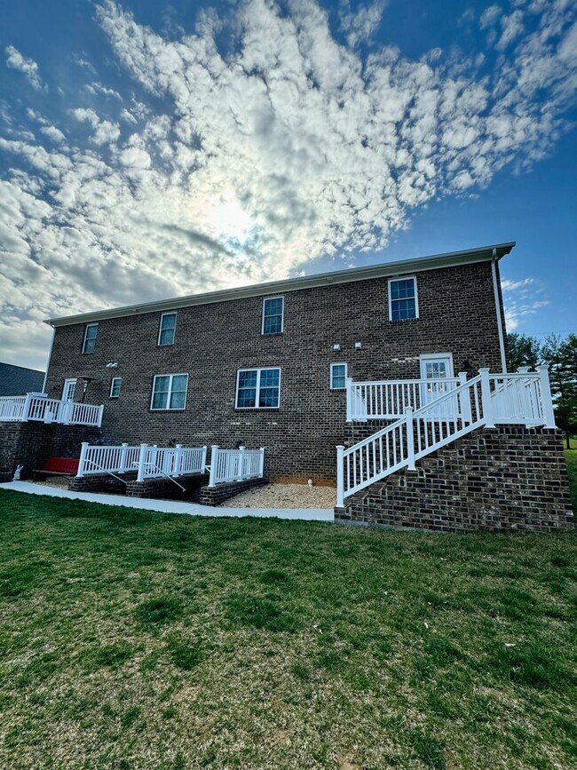 Foto del edificio - Like New Duplex for Rent