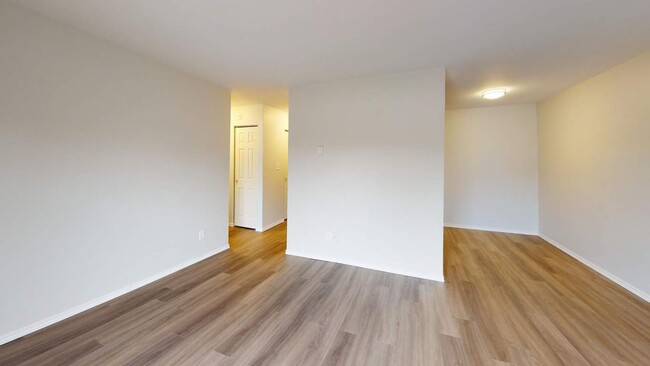 Building Photo - 575 University Av W