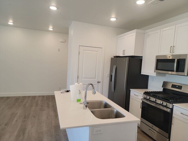 Foto del edificio - Stylish Desert Color 2 Bedroom Condo. Wash...