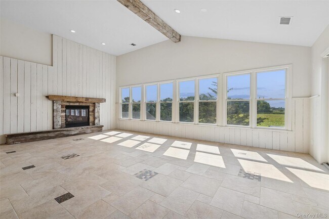 Foto del edificio - 335 Herricks Ln