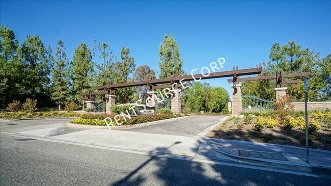Building Photo - 2 Bedroom Townhome In Valencia For Rent!