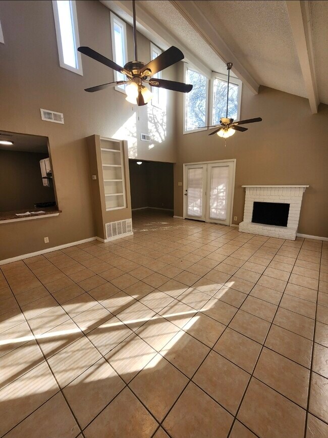 Foto del edificio - 3 bed 2 bath 2 story townhome, 1 carport