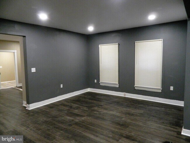 Building Photo - 313 E Oak St
