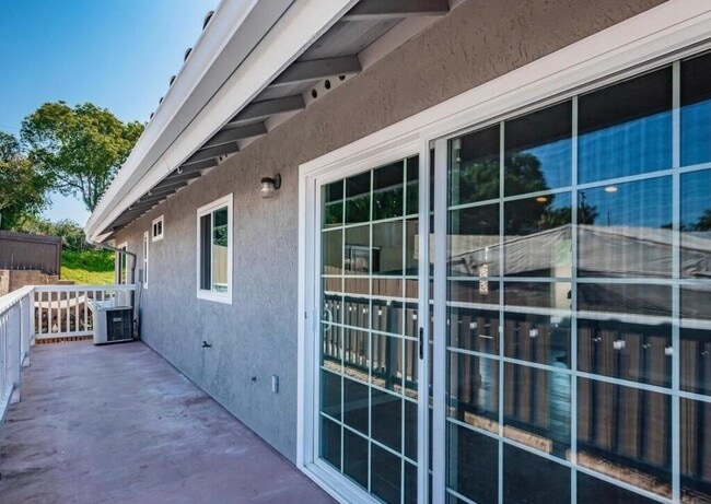 Building Photo - 1370 Palomar Pl