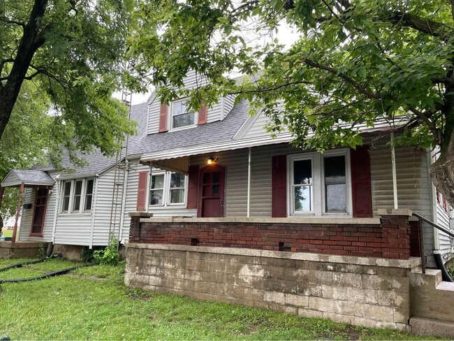 Exterior - 703 S L St