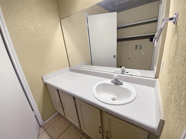 Foto del edificio - 105 E Wolfcamp Dr