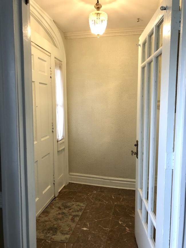 Building Photo - STUNNING and Spacious Park Hills Charmer!
