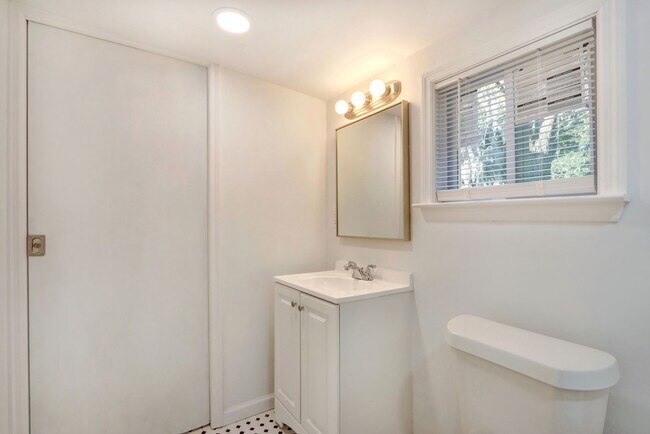Foto del edificio - Cute Bungalow - great yard - Two Bedroom