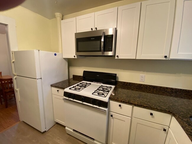 Building Photo - 208 Beakes