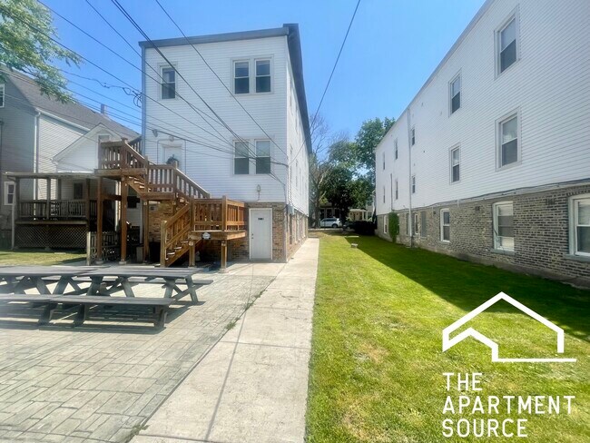 Building Photo - 2646 N Marshfield Ave