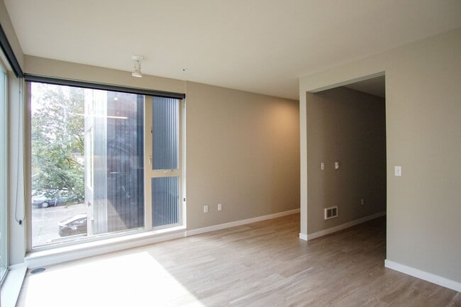 Building Photo - Fabulous Sellwood 2nd Floor-1 Bdr with Dishwasher & W/D!