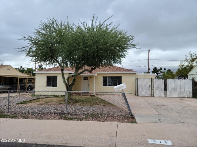 Building Photo - 512 W 6th Dr