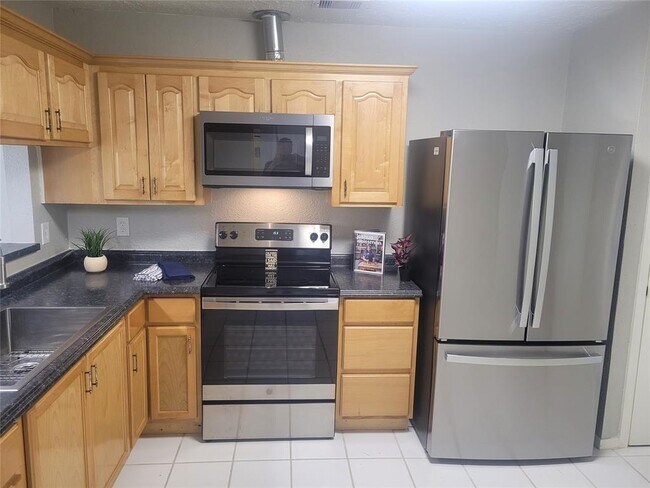 Building Photo - 2518 Fredericksburg Dr