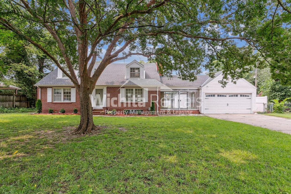 Foto principal - Large 3 bed 2 bath North Riverside Home