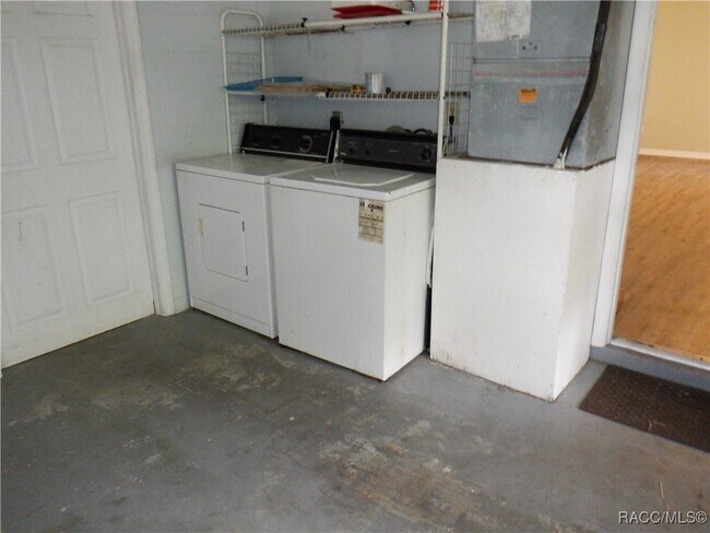 Foto del edificio - 9513 E Village Green Cir