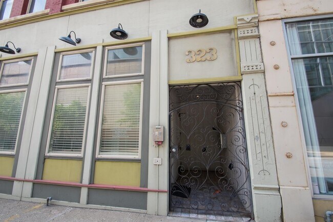 Building Photo - 323 W 5th St