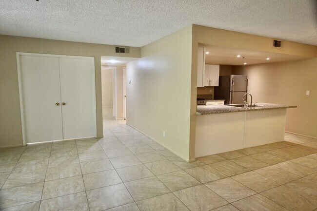 Foto del edificio - 200 E Racquet Club Rd