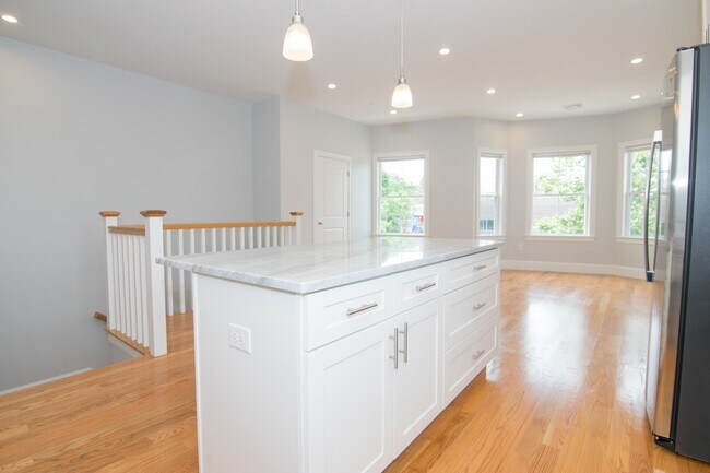 Foto del edificio - Central Location, In Unit Laundry, Central Heat/AC, Large Unit, Eat-in Kitchen, Parking for Rent