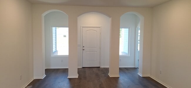 Building Photo - 38 10 Point Ln