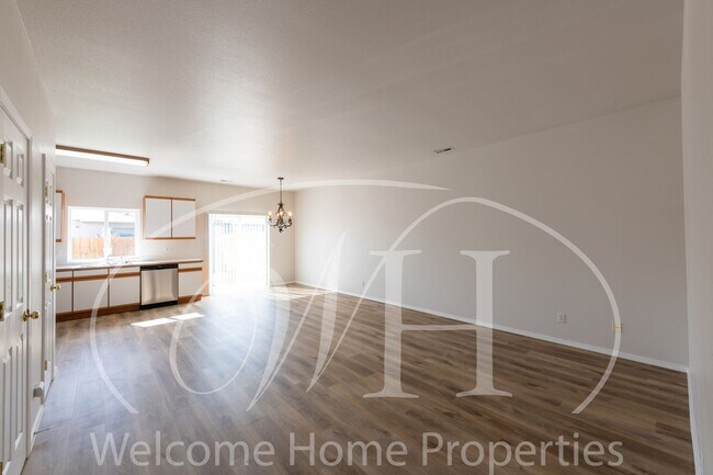 Foto del edificio - Enjoy the Open Floor Plan and Generous Storage in this College Place Duplex