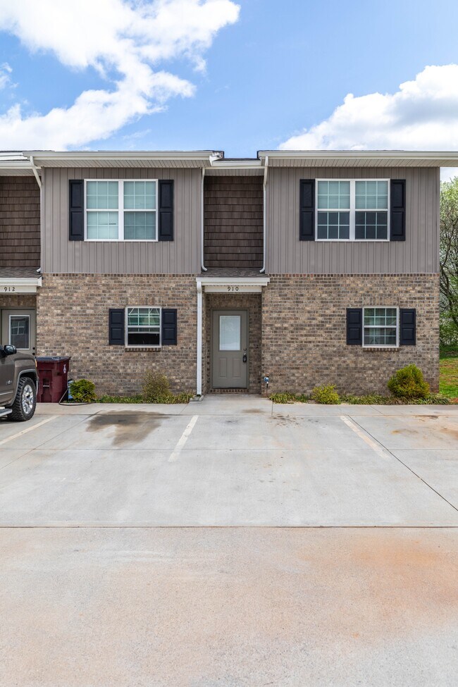 Foto del edificio - 910 Warrior Hill Dr