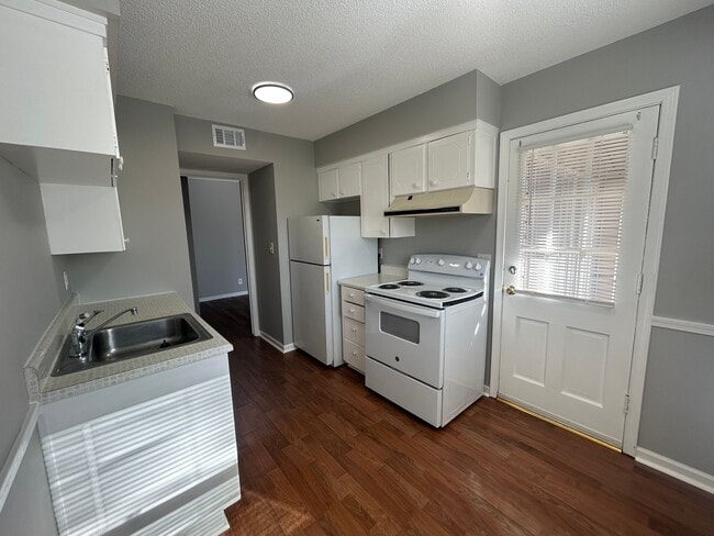 Building Photo - Heatherwood Apartments