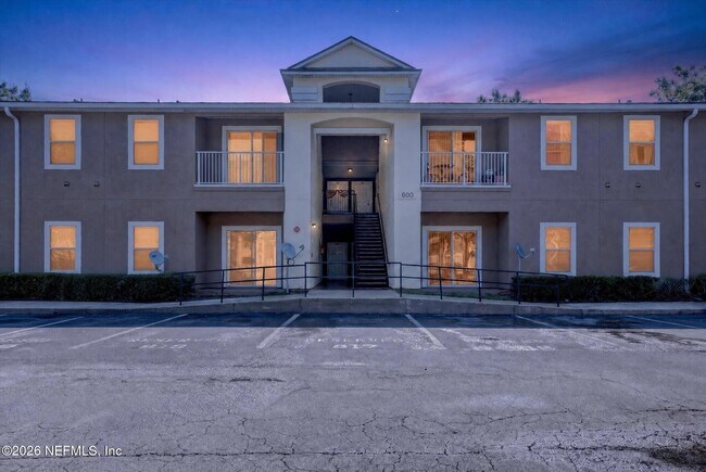 Foto del edificio - 7920 Merrill Rd