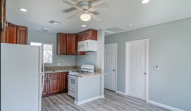 Cocina - 13401 Bessemer St