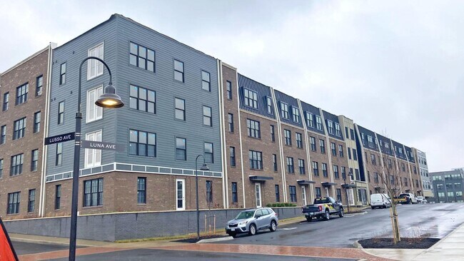 Building Photo - 1020 Lusso Ave