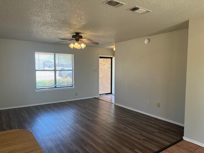 Foto del edificio - 1615 Bryan Ave