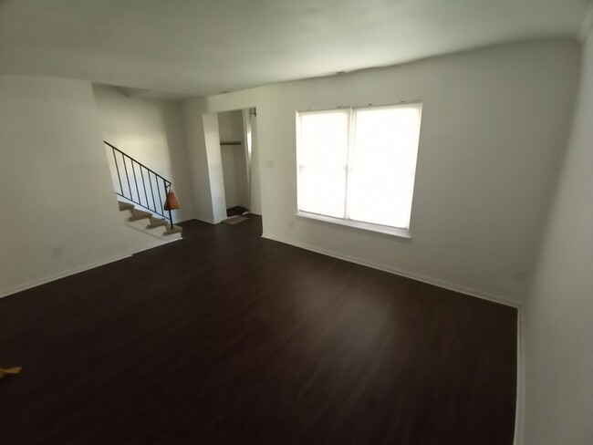 Building Photo - 3 bedroom, 1.5 bathroom Townhouse in Virgi...