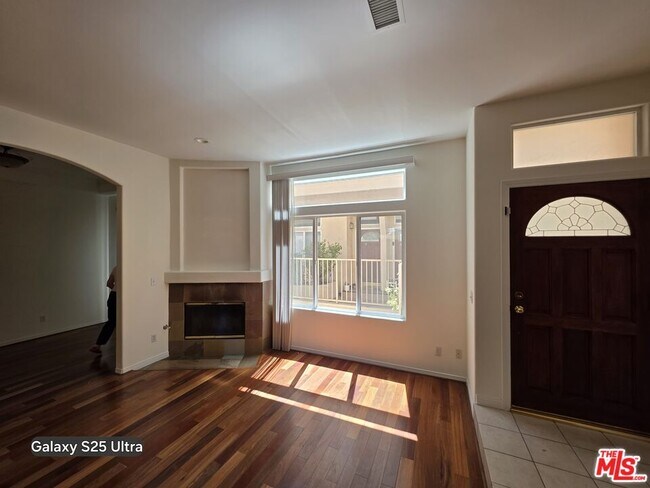 Building Photo - 5242 Vesper Ave