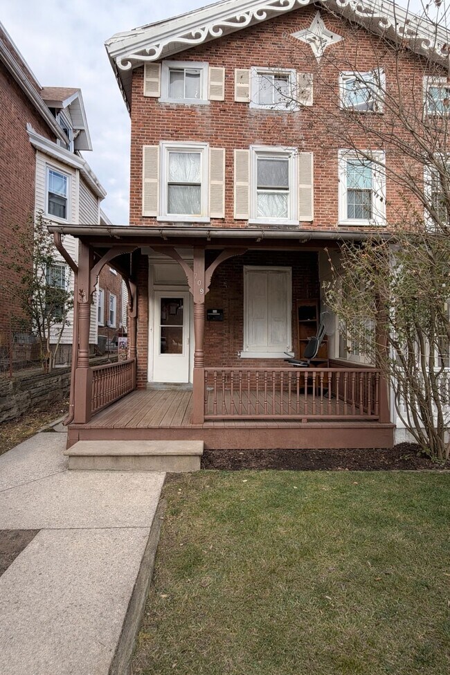 Foto del edificio - 709 W Marshall St