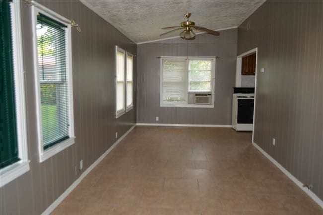 Building Photo - 2725 Deer St