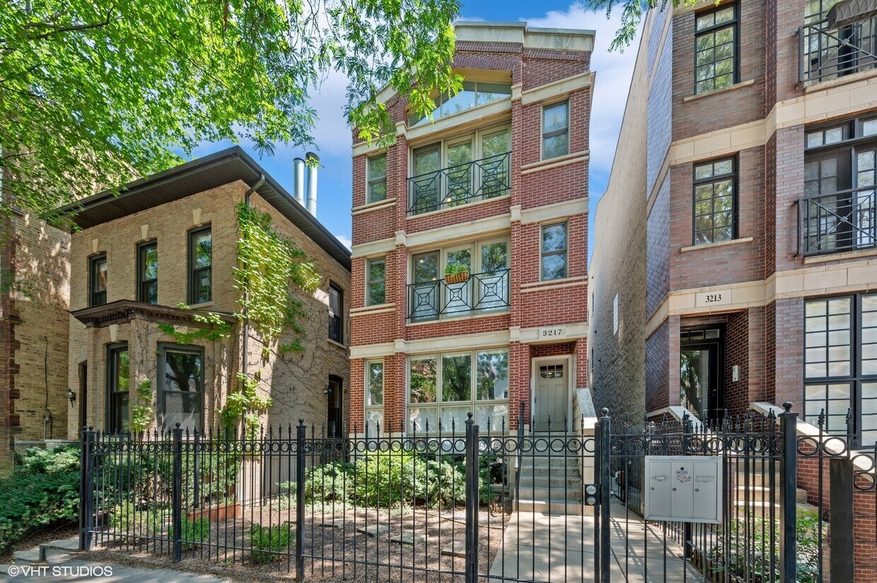 Primary Photo - 3217 N Kenmore Ave