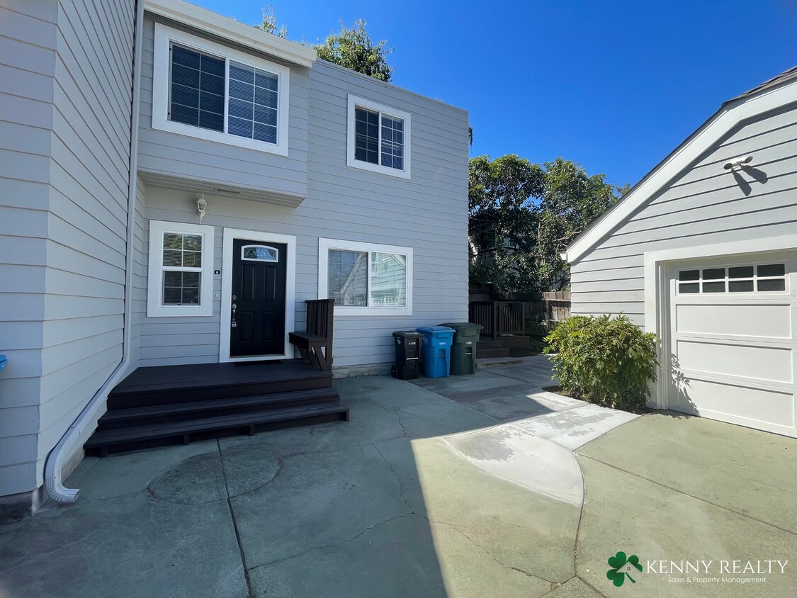 Primary Photo - Spacious Three Bedroom Unit Close to Burli...