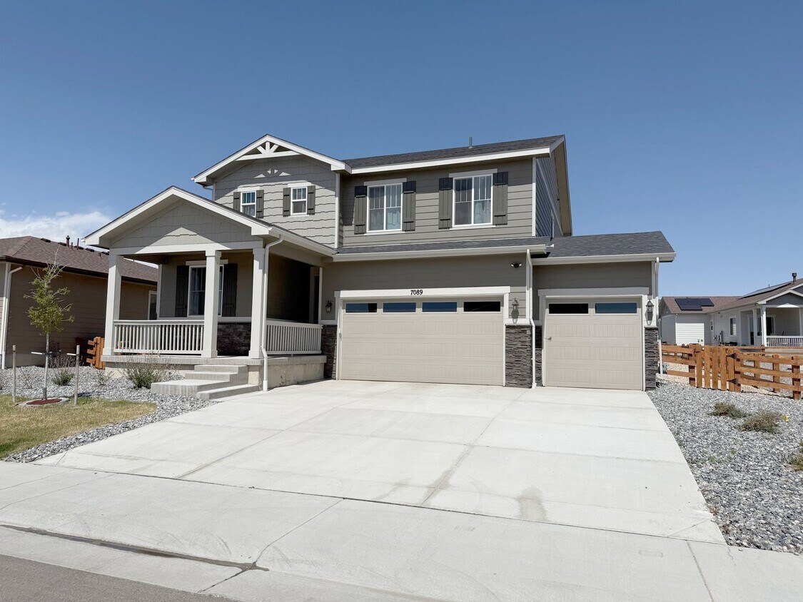 Foto principal - Gorgeous 4-Bedroom Home in Desirable Creek...