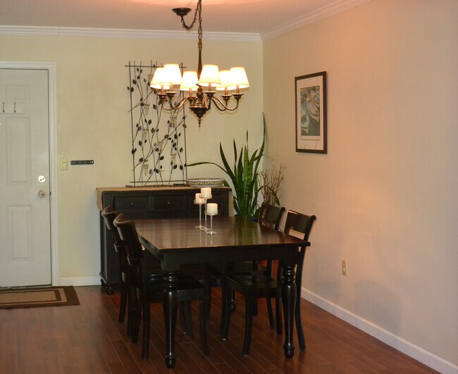 Comedor - 380 Hildred Dr