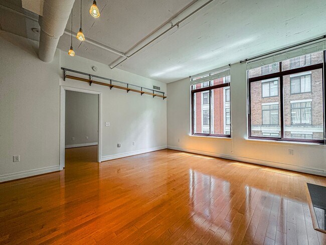 Foto del edificio - Luxurious 2 Bed 2 Bath Condo In Station Sq...
