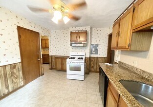 Building Photo - 72 Roseclair St