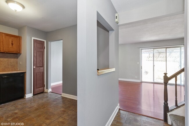 Building Photo - 605 Hughes Pl
