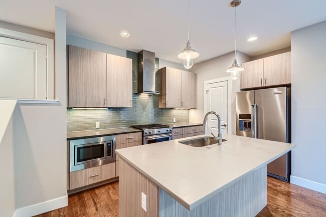 Building Photo - Urban Living - 4 Bedroom Jefferson Park Home Near Mile High Stadium