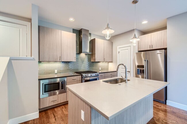 Foto del edificio - Urban Living - 4 Bedroom Jefferson Park Home Near Mile High Stadium