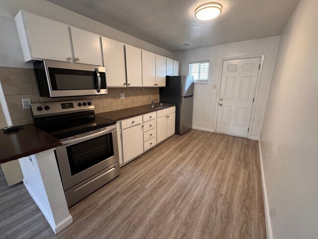 Building Photo - 9400 Candelaria Rd NE