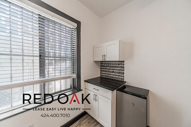 Foto del edificio - 5849 Sunset Blvd
