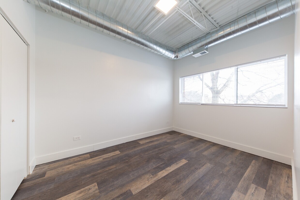 Building Photo - 460 Coventry Ln