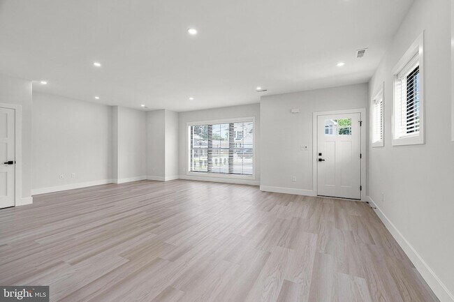Foto del edificio - 13 Arbutus Ave