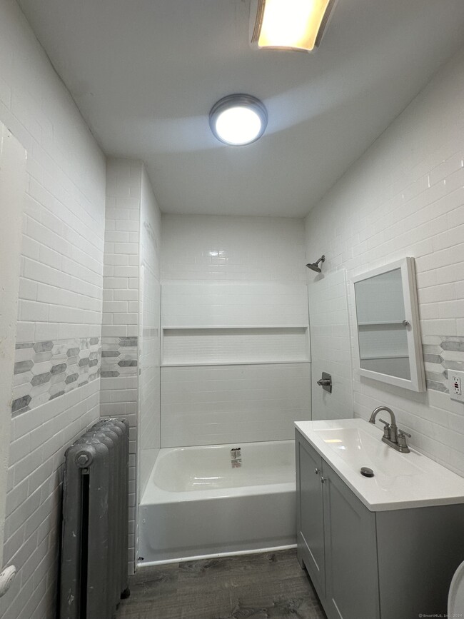 Building Photo - 165 Martin St